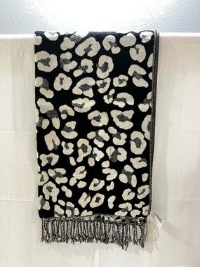 H&M Women’s Plush Leopard Print Scarf